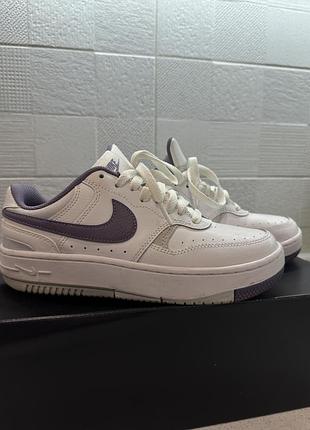 Кросівки жіночі nike gamma force білі з фіолетовим