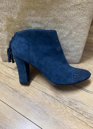 Замшевые ботильоны clarks kankan buzz