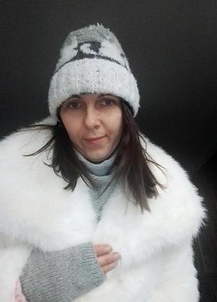 Шапка жіноча зимова з кашеміру з помпоном та принтом котів