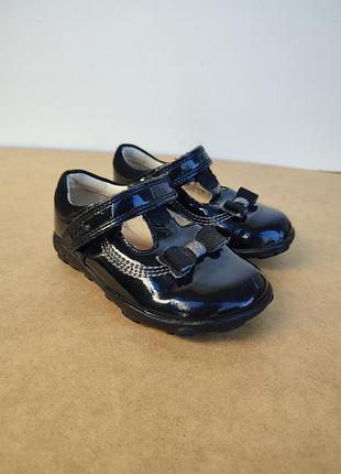 Лакові шкіряні туфлі clarks (світяться)