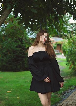 Жіноча коротка атласна сукня чорна