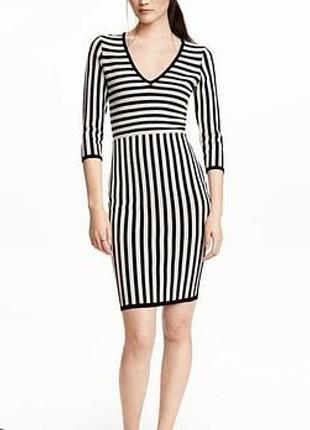 Коротка жіноча трикотажна сукня h&m у смужку, розмір s-m, з рукавом 3/4 та глибоким декольте