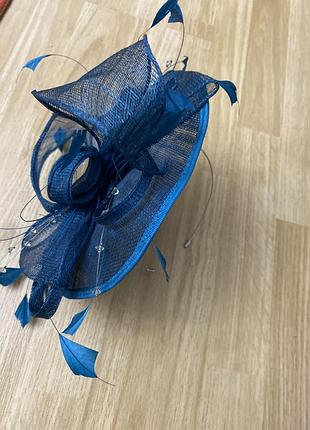 Фасинатор або невеличкий урочистий капелюшок (haire/head fascinator).