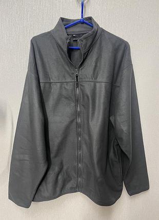 На фотографії представлена ​​сіра флісова кофта на блискавці від бренду asos design.