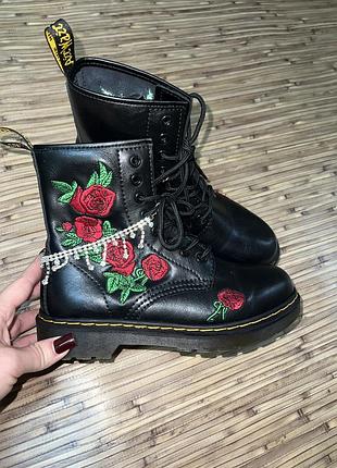 Черевики жіночі dr. martens чорні з вишивкою