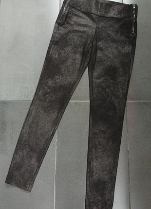 Легінси жіночі zara розмір s-m з ефектом потертого напилення , що імітує вінтажну шкіру під замш з бронзово-золотавим відливом на чорному тлі.