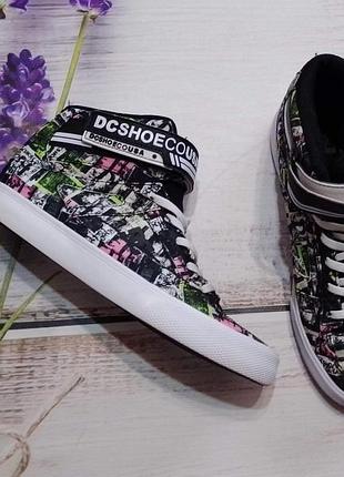 Кросівки жіночі dc shoes хайтопи чорно-білі з графіті-принтом, розмір 36, довжина устілки 23.5-23.7 см