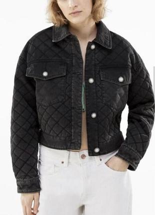 Крута жіноча стьобана джинсова куртка жакет bershka стильна графітова курточка з ефектом зістарення джинсова куртка з ґудзиками перлинами