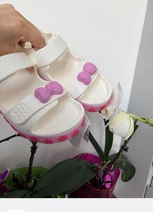 Босоніжки та сандалі для дівчаток crocs білі з рожевим, розмір j5 (eu 37-38), довжина устілки 23.3 см