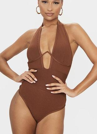 Утягуюче боді від британського бренду prettylittlething. оригінальна назва модели — chocolate bandage rib v-wire halterneck bodysuit