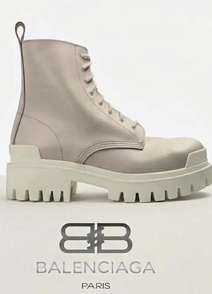 Брутальные термо бутсы balenciaga strike lace-up cream boots.