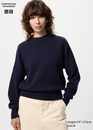 Темно-синий свитер с высоким воротником из 100% овечьей шерсти от uniqlo