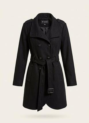 Чорне двобортне пальто бренду guess виконане в класичному елегантному стилі з акцентом на талії.