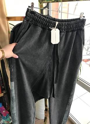 Брюки лобчатые с графическим принтом drop crotch x sr_a zara