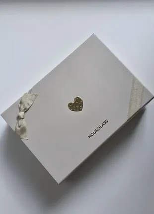 Подарочная коробка hourglass love сердце 2026 лимитированный дизайн 24 x 17 x 7 см
