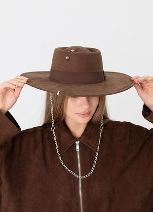 Капелюх канотьє з полями 9 см d.hats з серебристим ланцюгом колір коричневий