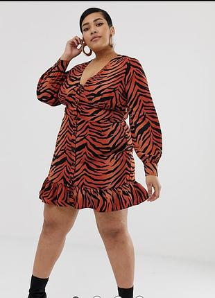 Сукня помаранчевого кольору з чорним тигровим принтом, на ґудзиках спереду, з довгими рукавами та рюшами (воланами) по низу від asos
