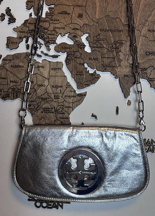 Срібляста шкіряна сумка-клатч або крос-боді tory burch reva metallic