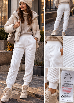 Белые фактурные джоггеры f&f eur 34, плотные штаны на осень