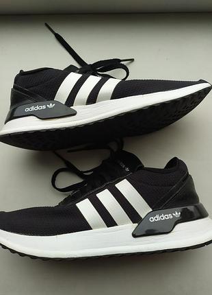 Кросівки унісекс adidas чорно-білі