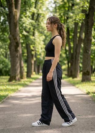 Спортивні штани adidas  з системою climaprof та бічними блискавками.