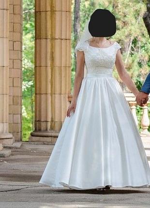 Весільна сукня жіноча кольору айворі, розмір 48/l, з мереживом та атласом