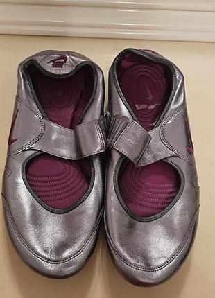 Балетки жіночі nike calistra mary jane сріблясті, розмір 39.5-40