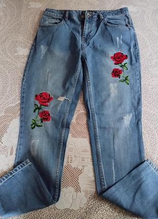 Джинси жіночі club denim завужені з вишивкою та потертостями сині