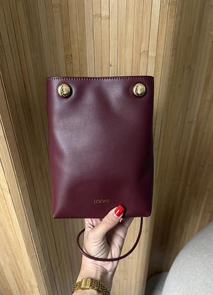 Жіноча сумка loewe pebble pouch in smooth calfskin burgundy бордова