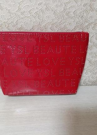 Красная косметичка бренда yves saint laurent модель love pouch, изготовленная из лакированного полиуретана, оригинал