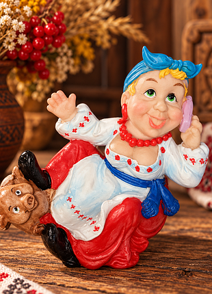 Каменная статуэтка-подставка украинка с поросенком и мобильным телефоном + подарок