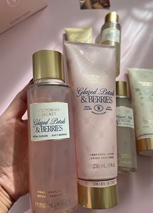 Парфумований набір косметики victoria’s secret glazed petals & berries — набір міст 250 мл + лосьйон 236 мл + пакет оригінал 🌸