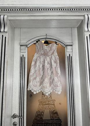 Коротка жіноча сукня бежева з мереживом