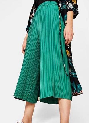 Жіночі брюки bershka плісе зеленого кольору