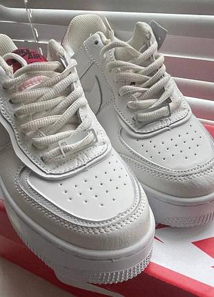Кросівки жіночі nike air force 1 білі з рожевим, розмір 39, довжина устілки 24,5 см, шкіра