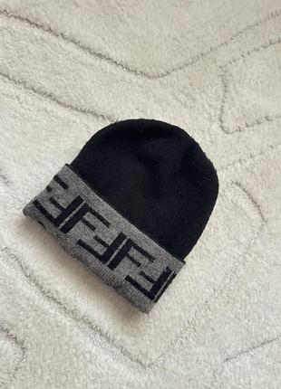 Шапка fendi