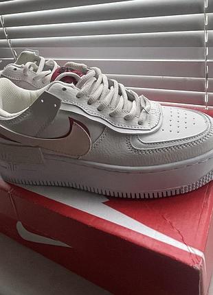 Кросівки жіночі nike air force 1 shadow білі з рожевими вставками