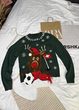 Новорічний светр з оленем-футболістом happy holidays