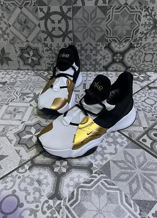 Кросівки жіночі nike білі із золотими та чорними елементами