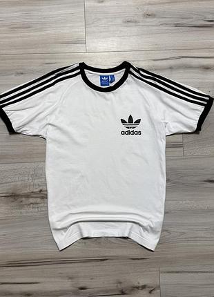 Белая футболка адидас adidas originals 3-stripes california t-shirt, m, оригинал