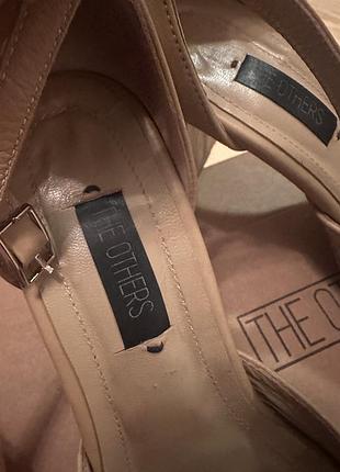 Бежеві туфлі theothers 4