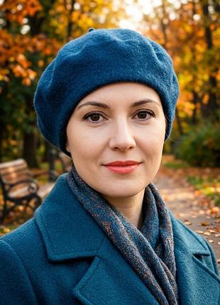 Берет на жінку з вовни, на осінь та весну.