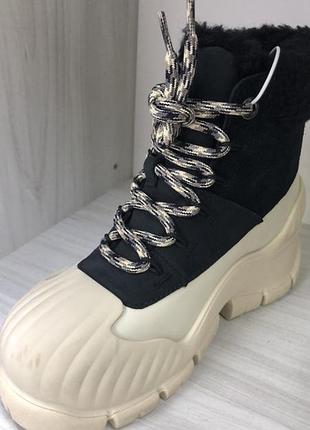 Оригінальна водонепроникна модель жіночих зимових черевиків ugg adiroam hiker у комбінованому чорно-бежевому кольорі..розмір:36,5