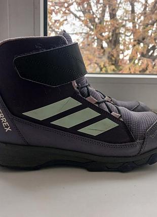 Легкие спортивные зимние ботинки adidas terrex climawarm 36,5