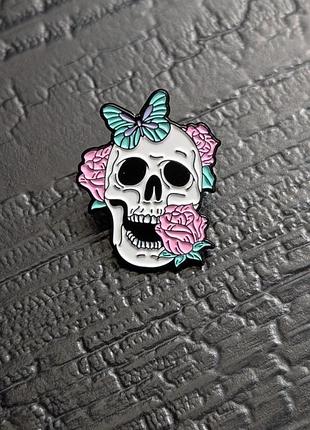 Металлический значок череп скелета розовая роза бабочка брошь skull pink rose butterfly halloween страшный пин