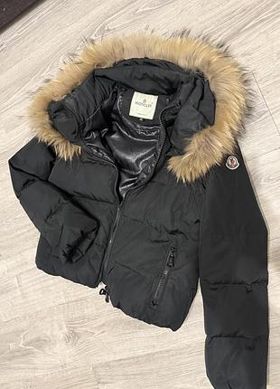 Пуховик жіночий moncler чорний укорочений з хутром