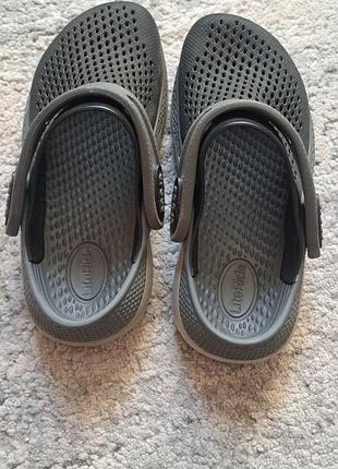 Босоніжки та крокси унісекс crocs literide сірий