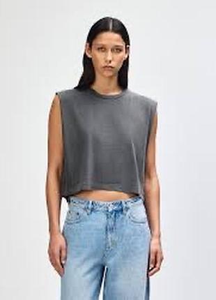 Вкорочена сіра футболка або топ оверсайз із ефектом виварення від бренду zara