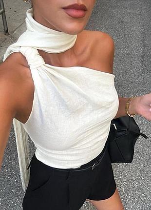 Кремовий асиметричний топ на одне плече з зав'язкою/бахромою — це fringed linen top від бренду zara