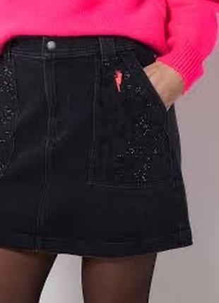 Чорна джинсова мініспідниця на блискавці з паєтками (black embellished zip front denim mini skirt від  бренду scamp & dude